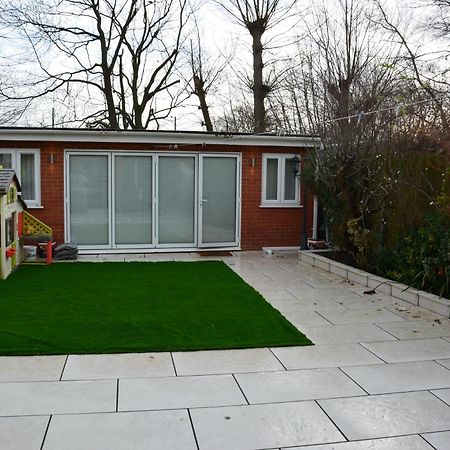 Cozy, Modern, Spacious 4 Bedroom House In London Romford Extérieur photo