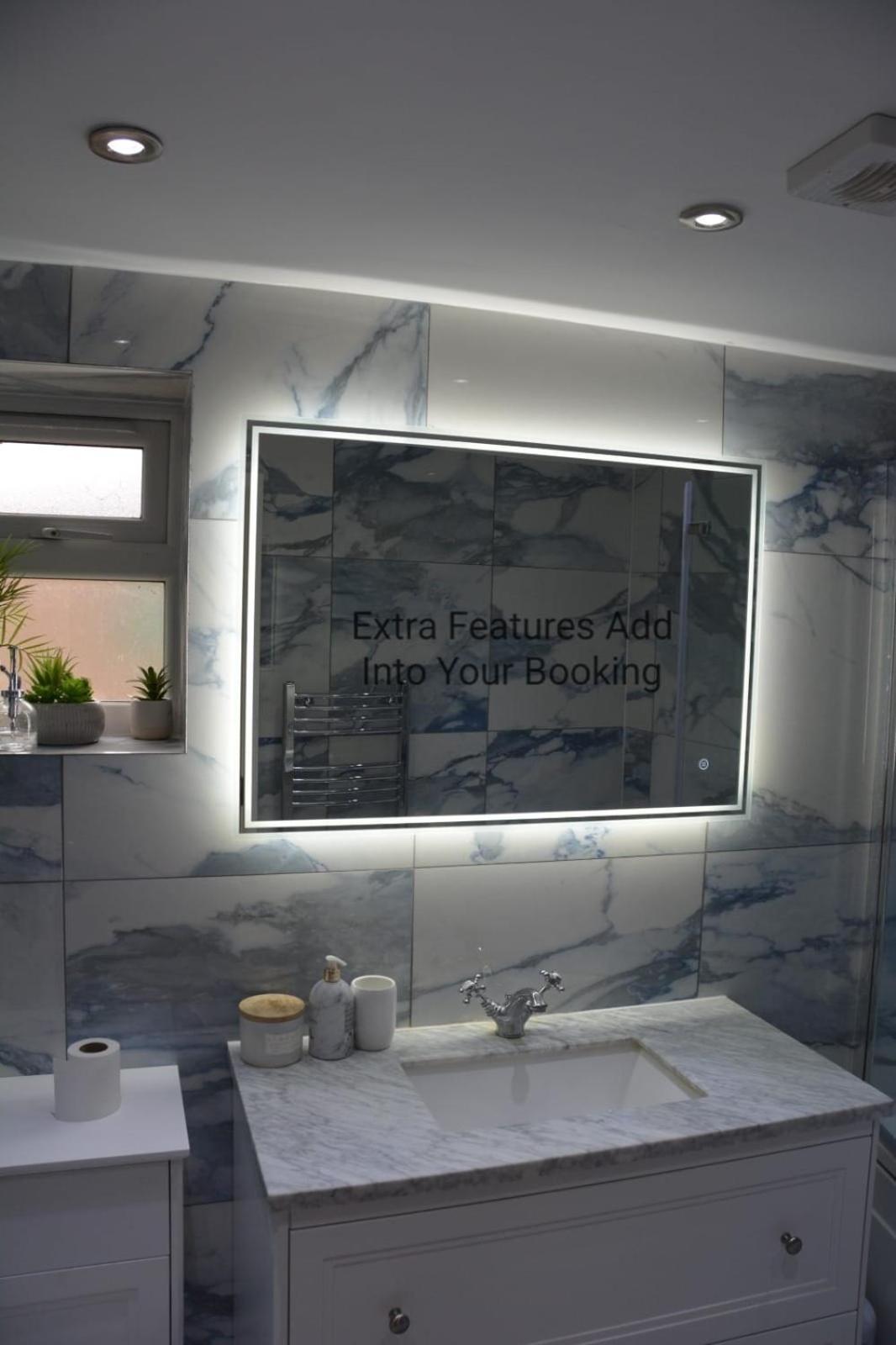 Cozy, Modern, Spacious 4 Bedroom House In London Romford Extérieur photo