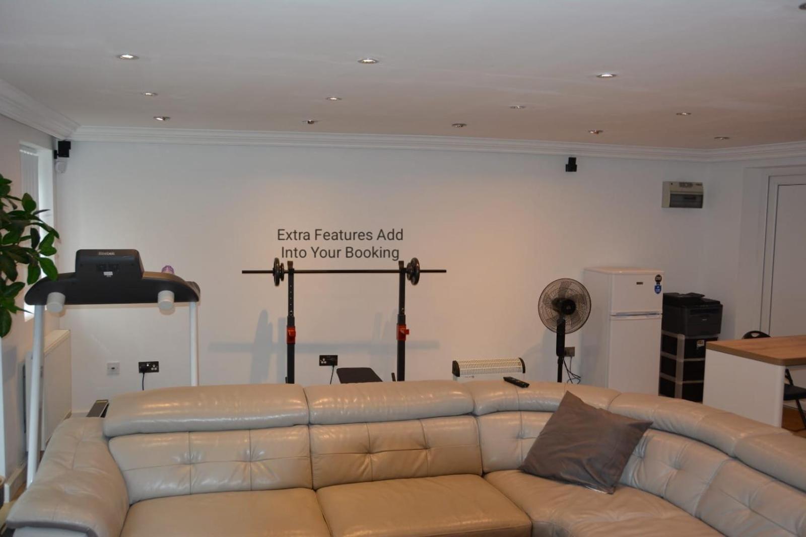 Cozy, Modern, Spacious 4 Bedroom House In London Romford Extérieur photo
