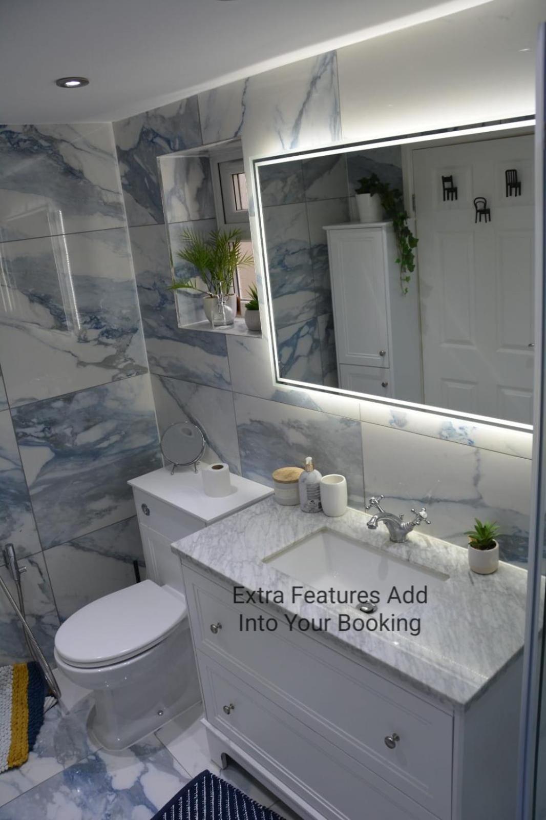 Cozy, Modern, Spacious 4 Bedroom House In London Romford Extérieur photo