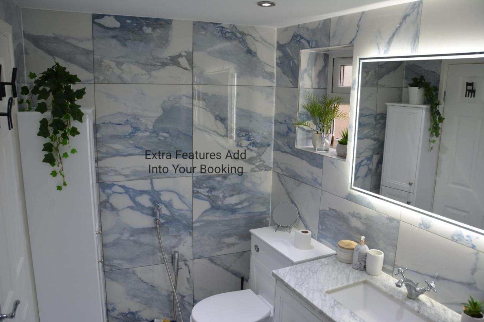 Cozy, Modern, Spacious 4 Bedroom House In London Romford Extérieur photo