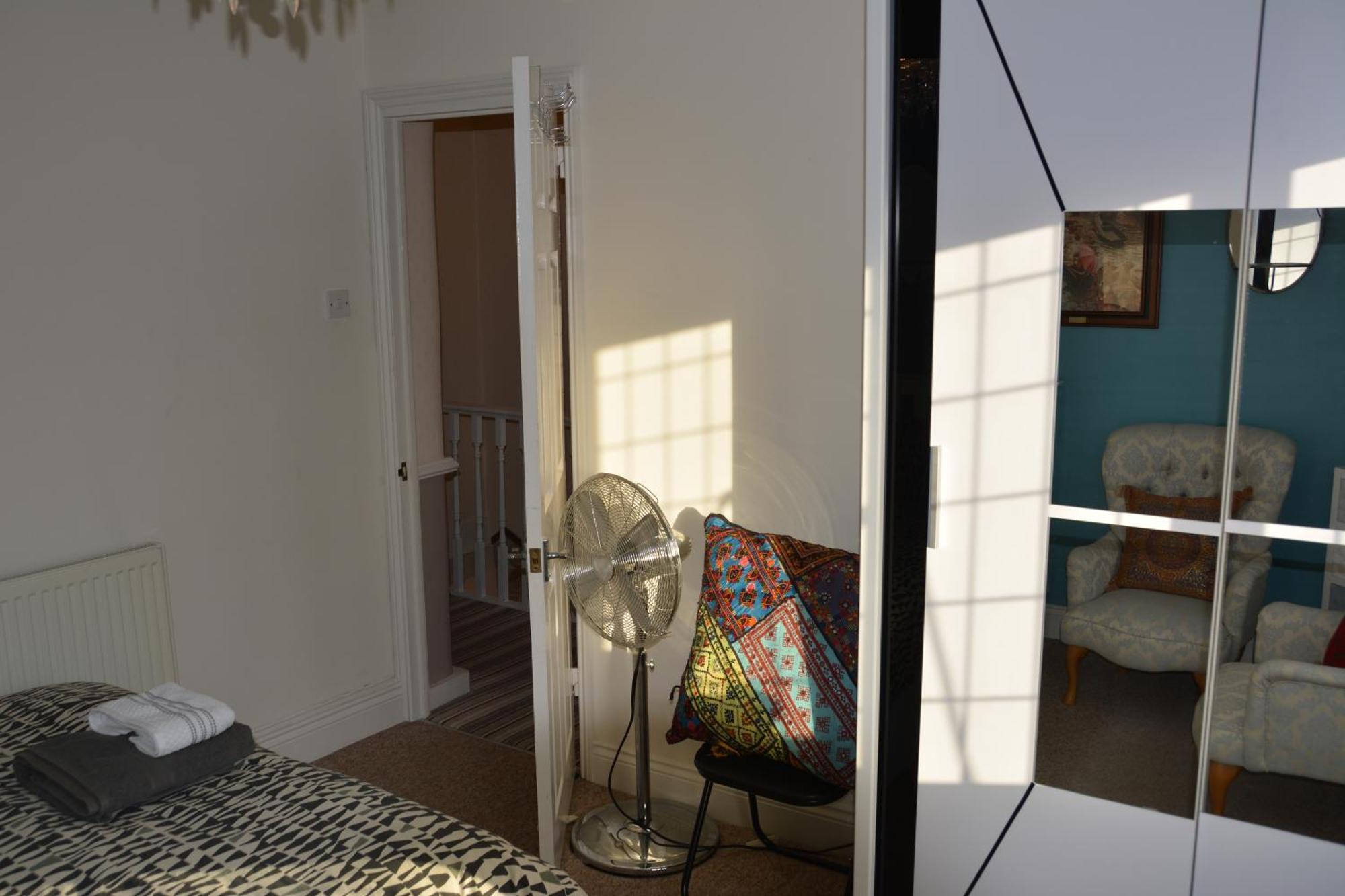 Cozy, Modern, Spacious 4 Bedroom House In London Romford Extérieur photo