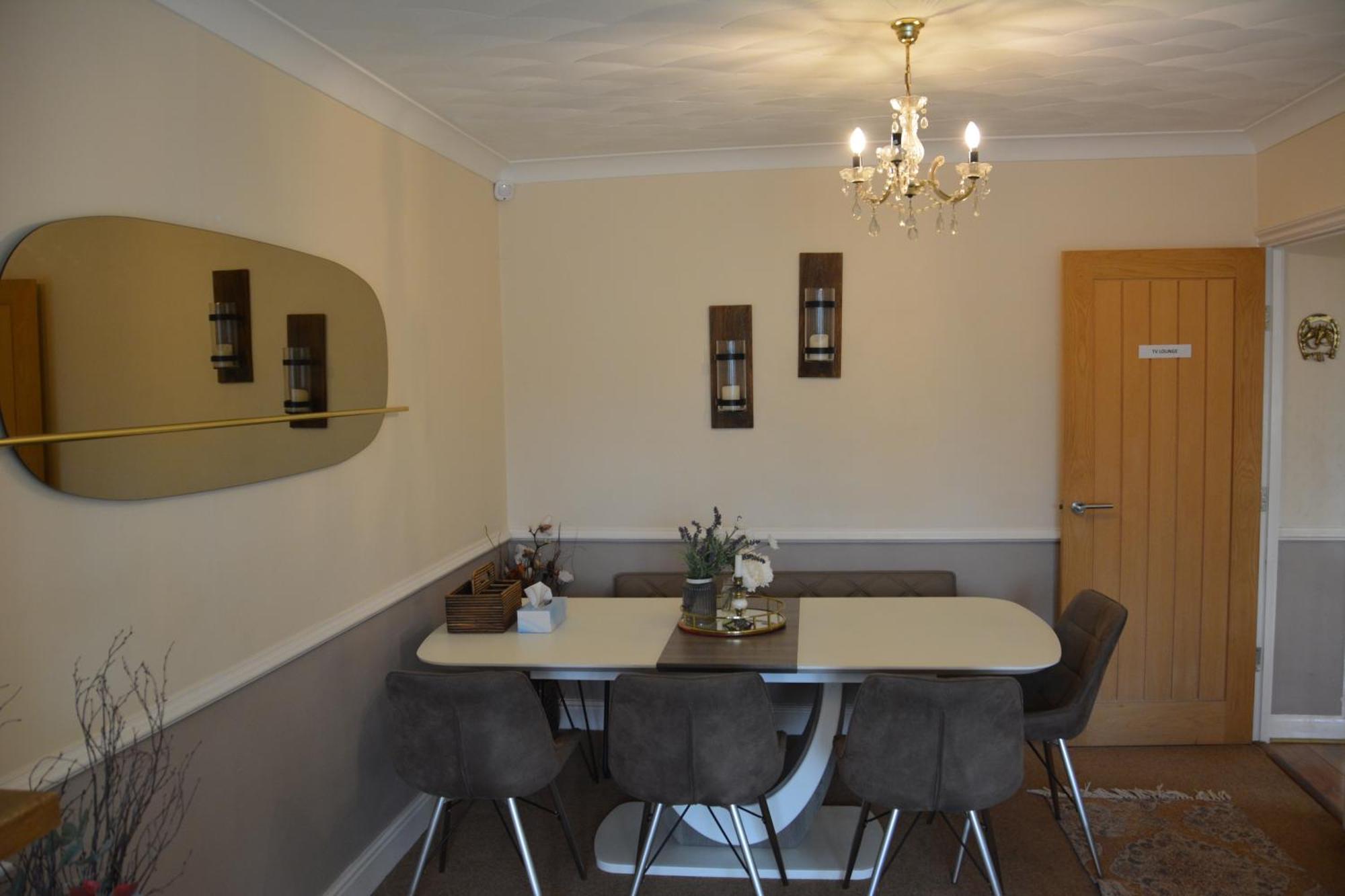 Cozy, Modern, Spacious 4 Bedroom House In London Romford Extérieur photo